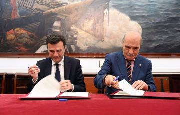 El alcalde y el presidente del Consejo Local de Hermandades y Cofradías de Cádiz en una imagen de archivo