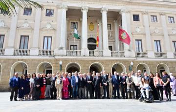 Foto de familia al final del acontecimiento en la plaza de San Juan de Dios a las puertas de las Casas Consistoriales.