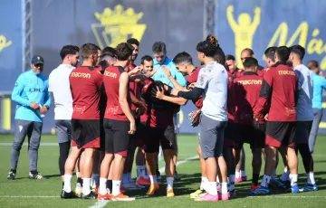 Carcelén homenajeado por sus compañeros durante la sesión preparatoria de esta mañana