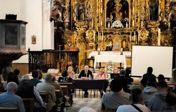 La iglesia de Santa María acogió la convocatoria para los hermanos de la cofradía.