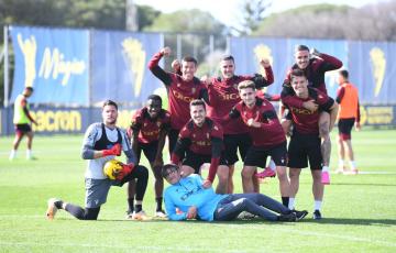 La plantilla amarilla afrontó con buen humor la sesión de entrenamiento de la jornada de este lunes