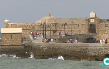 Las obras de emergencia de los tramos de la muralla del castillo de San Sebastián tienen un plazo de ejecución de seis meses. 