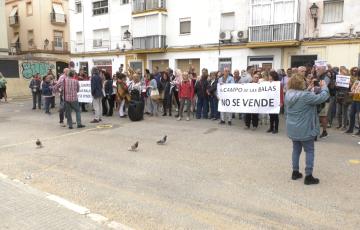 Vecinos protagonizan este viernes una protesta contra la venta del Campo de las Balas