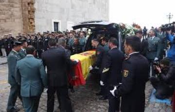 El féretro de uno de los agentes tras el funeral celebrado en la Catedral de Cádiz. 