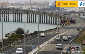 Vehículo circulando por el sentido contrario en la salida del puente Carranza.