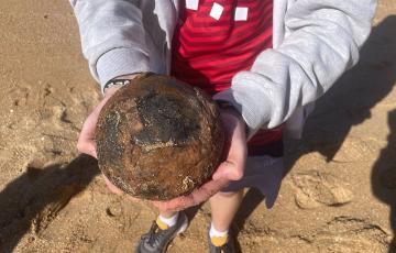 Bala de cañón hallada en la playa de la Barrosa de Chiclana.