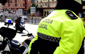 El agente de la Policía Local sufrió fractura de tibia y peroné.