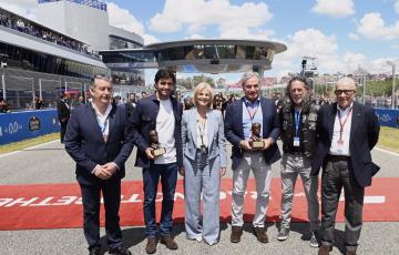 Los pilotos Carlos Sainz padre e hijo junto a las autoridades en el circuito jerezano.