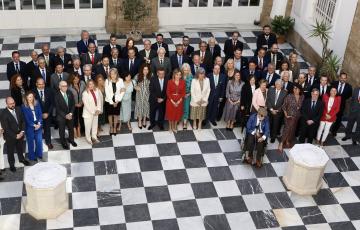 Los homenajeados al final del acto en el patio del palacio provincial 