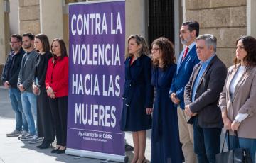 El acto frente al Ayuntamiento de Cádiz
