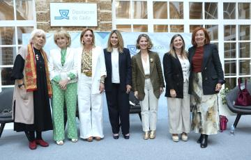 Las homenajeadas en el patio del claustro del palacio provincial 