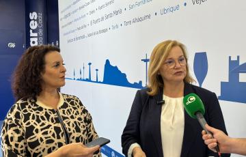 Las parlamentarias autonómicas atienden a los medios tras la rueda de prensa.