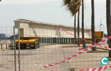 El puente Carranza, partido en dos tras desencajarse uno de sus vanos del tablero.