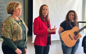 La concejala de Igualdad, Virginia Martín, explicó a los alumnos la finalidad de esta charla en IES Colume