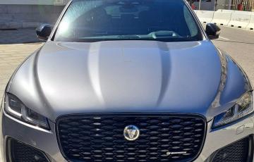 Uno de los vehículos robados recuperados por la Guardia Civil en el puerto de Tarifa.