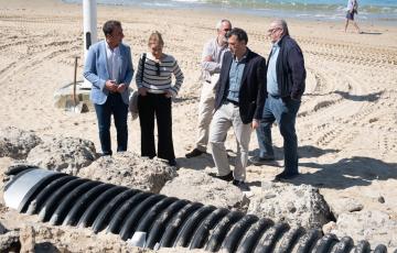 El alcalde visita las obras de emergencia del colector de aguas pluviales de Santa María del Mar.