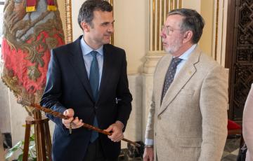 El alcalde dialoga con el hermano mayor del Nazareno de Santa María