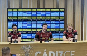 Los tres capitanes de la plantilla cadista durante la comparecencia