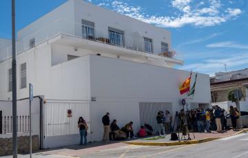 Atención a medios comunicación por parte de los abogados de ambas partes en la puerta de los juzgados, a 10 de mayo de 2024, en Barbate