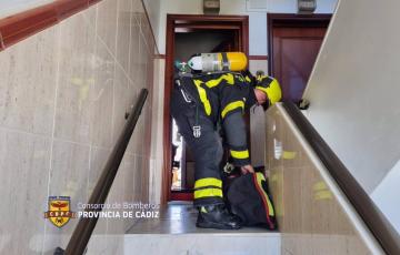 Uno de los afectados ha sufrido quemaduras en una mano al intentar sofocar el incendio