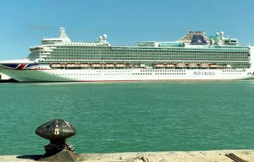 Imagen del navío británico Ventura en el muelle gaditano.