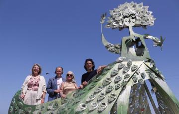 El alcalde de Chiclana en la estatua homenaje a la artista María Jiménez