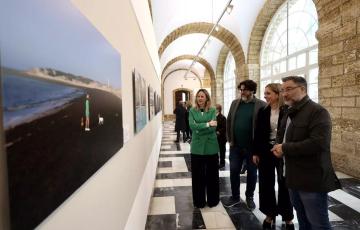 La presidenta de Diputación y la diputada de Cultura en la inauguración de 'Fotocrónica. Un año de fotoperiodismo'.