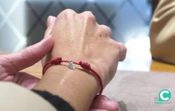 Esta joyería obsequia a las madres con una pulsera con un motivo de un pie de bebé en plata de ley.