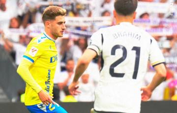 Robert Navarro en una acción del encuentro con Brahim (Foto: Cádiz CF)