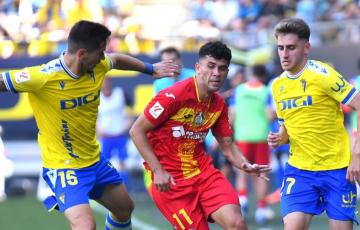 Robert Navarro y Javi Hernández en una disputa frente a Aleñá (Foto: Cádiz CF)