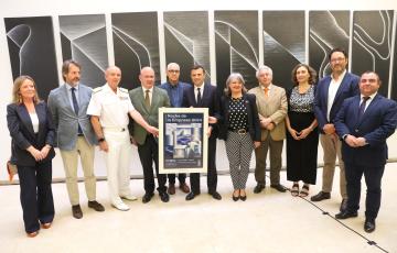 Autoridades e invitados muestran el cartel en el acto 