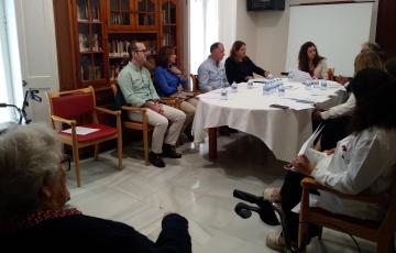 Paula Conesa reunida en el centro de mayores Matía Calvo