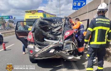 Vehículo accidentado en la A-7 en Los Barrios.
