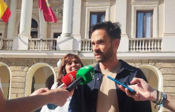  El portavoz del Grupo Municipal de Adelante Izquierda Gaditana atiende a los medios este martes en la plaza San Juan de Dios