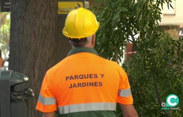 Operario realizando labores de limpieza. 