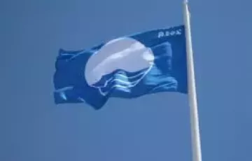 La enseña que distingue la calidad de las playas volverá a ondear en las cuatro de la ciudad.