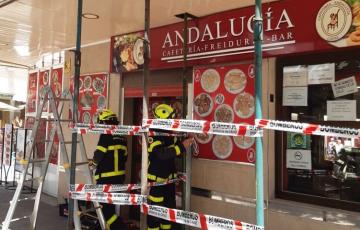Efectivos de bomberos asegurando la techumbre de la terraza en una imagen cedida por el Consorcio 