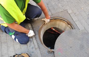 El plan incluye el sellado del alcantarillado público evitando al máximo la salida al exterior de los insectos