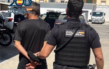 El arrestado conducido por un agente de la policía