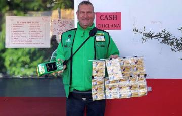 El agente vendedor Miguel Ángel Bienvenido reparte suerte en Chiclana. 