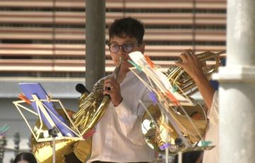 Los jóvenes músicos amenizan la mañana del domingo en el Parque Genovés.