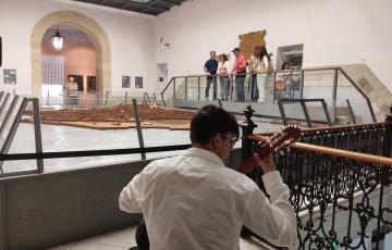 En el Museo de las Cortes varios guitarristas han amenizado las visitas de la mañana