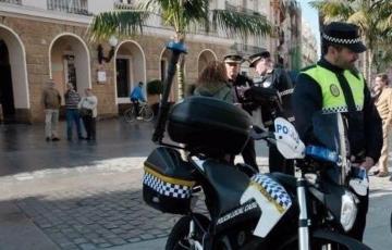 Imagen de archivo de un policia local con su vehículo en la plaza San Juan de Dios