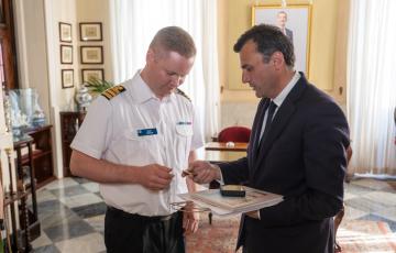 Bruno García con el oficial de marina nórdico en el Ayuntamiento de Cádiz