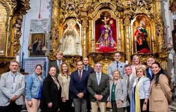 Cofrades y romeros ante Nuestro Padre Jesús Nazareno