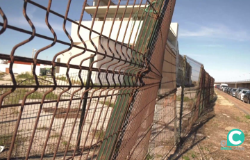 Parte del vallado que rodea las instalaciones que nuevamente se quedan sin proyecto de futuro