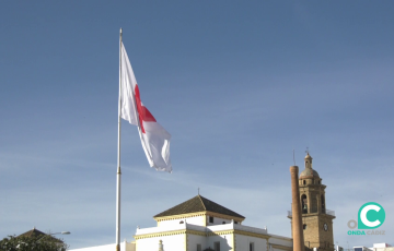 La reconocible enseña de la institución que creara Henry Dunant en la plaza de Sevilla