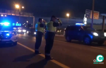 Agentes de la guardia civil en una de la carretera de la provincia 