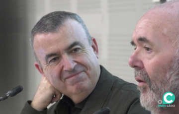 El escritor invitado escucha la presentación al acto efectuada por parte de Manuel Pérez Fabra