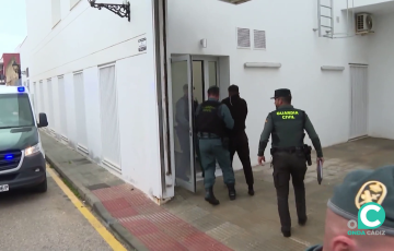 Uno de los detenidos por la muerte de dos agentes llega al juzgado el pasado mes de febrero